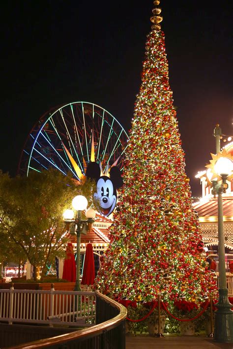 Disneyland Resort Welcomes Anna and Elsa from ’Frozen’ to ’A Christmas ...