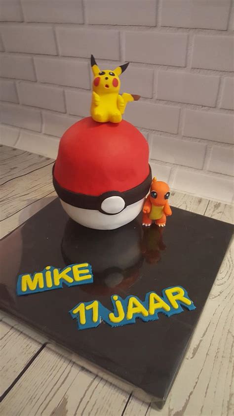 Pokeball Cake Decorated Cake By Bakmuts En Zo Cakesdecor