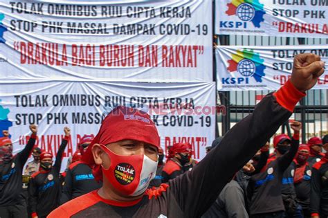 Foto Ratusan Buruh Demo Tolak Omnibus Law Ruu Cipta Kerja