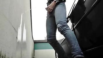 Orinando En La Pared Del Estacionamiento XVIDEOS