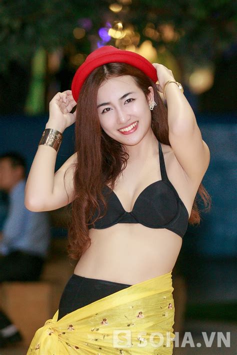Trang Moon diện bikini gợi cảm trong Đại Thủy Chiến