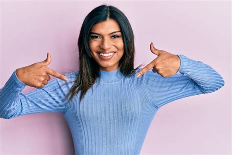 Jovem Transexual Latina Vestindo Roupas Casuais Que Parecem Confiantes O Sorriso Na Cara Se