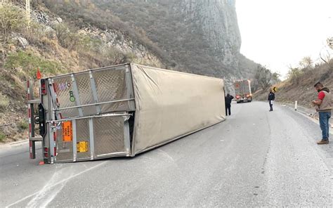 Tráiler con aguacates se vuelca en carretera Rumbo Nuevo El Sol de