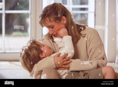 Halbfigur Innenraum Hell Gekleidete Blonde Frau Und Ihr 4 Jaehriger Blonder Sohn Sitzen Auf