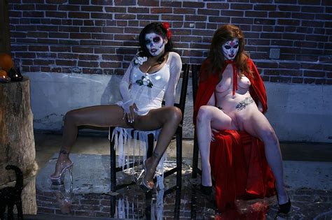 Ravishing Cosplay Girl Have Some Mutual Pussy Masturbating And Kissing Fun Porn Pictures XXX