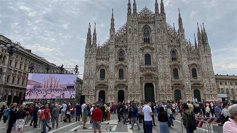 Berlusconi funerali in piazza Duomo Arrivati già decine di