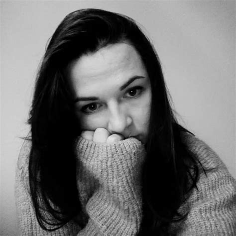 Я заболела. Сломалась машина. Я в чужой стране. Говорю по английски как ...