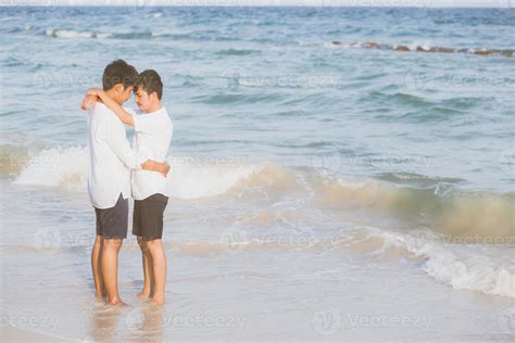 Retrato Homossexual Jovem Casal Asi Tico Em P Abra O Juntos Na Praia No Ver O Sia Gay Indo