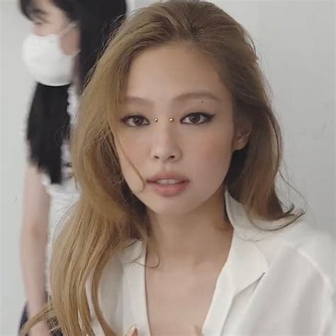 Pin By Luna On My Saves Kim Blonde Hair Videos Hair Styles