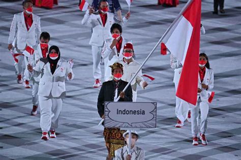 kontingen indonesia tampil menawan  pembukaan olimpiade tokyo