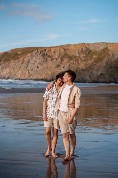 Couple gay plein coup à la plage Photo Gratuite