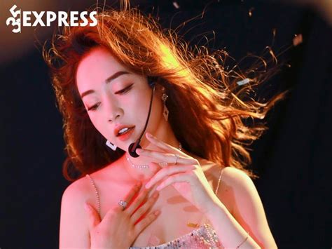 Hot girl Thu Hằng là ai Info người đẹp cổ vũ cho đội Úc xinh điên đảo