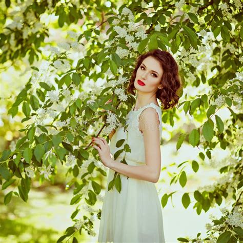 Portrait D Une Fille Blonde Sensuelle Douce Se Trouvant Sur Le Plancher Avec Image Stock Image