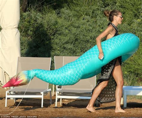 Heidi Klum Flaunts Her Bikini Body During Sun Soaked Day In Sardinia Daily Mail Online
