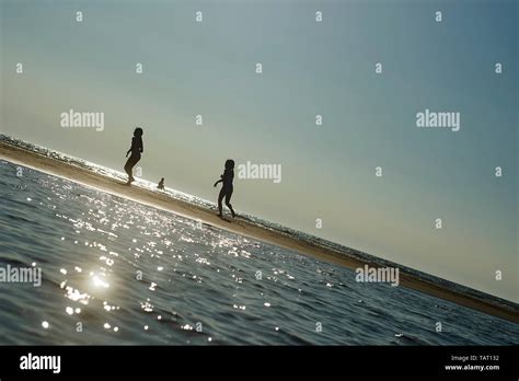 Kleine asiatische mädchen in bikini Fotos und Bildmaterial in hoher Auflösung Alamy