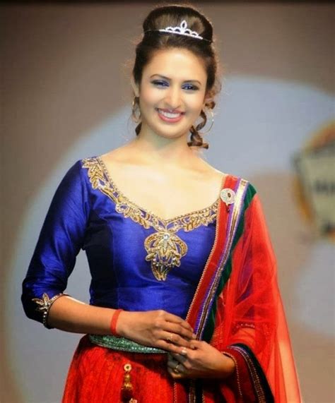 Divyanka Tripathi Hot Pics Navel Images Bikini Wallpapers Saree Photos Jeans Pics Indian