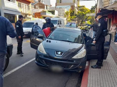 Una Mujer Se Descompensó En Su Auto Y Fue Asistida Por Un Policía En Posadas