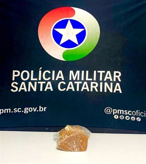 Pol Cia Militar Apreende Pedra De Crack Pesando G E Prende Dois