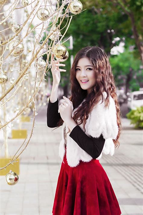 Hot girl Lilly Luta một mình đón Giáng sinh