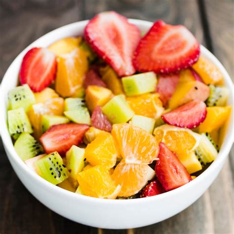 Ensalada De Frutas Coloridas En Un Taz N Foto Gratis