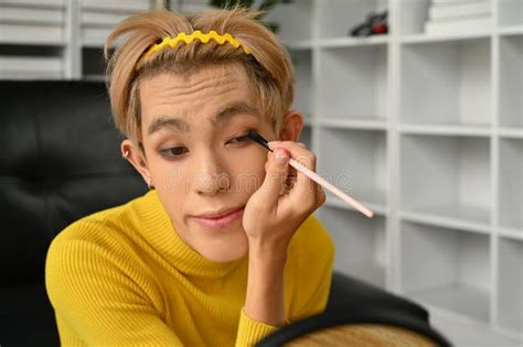 Un Artista Gay Y Un Hombre De Belleza Sonriente Componen Un Artista O Un Blogger Filmando Un