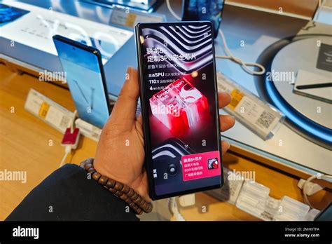 SHANGHAI, CHINA - 27. JANUAR 2023 - Ein Benutzer erlebt das VIVO