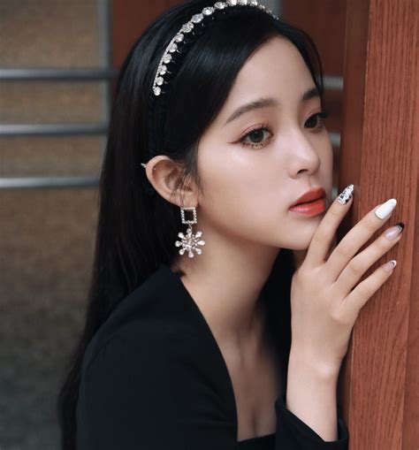 Âu Dương Na Na lột xác chơi lớn khi tung ảnh bán nude khoe lưng trần táo bạo Sao châu Á