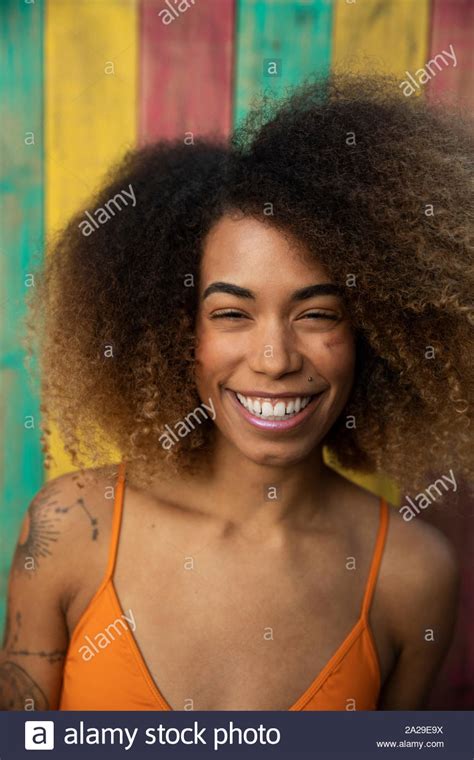 Frau L Chelnd Im Schwarzen Bikini Fotos Und Bildmaterial In Hoher Aufl Sung Alamy