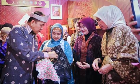 Pj Gubernur Agus Fatoni Kunjungi Stan Provinsi Sumsel Di Pameran