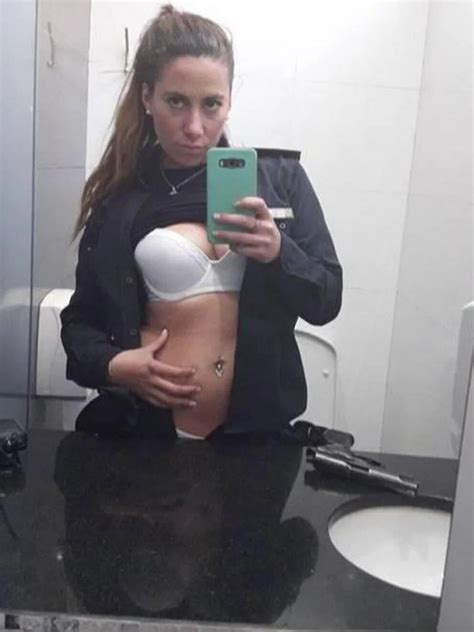 Suspendieron a una policía por sacarse fotos hot con el uniforme Infobae