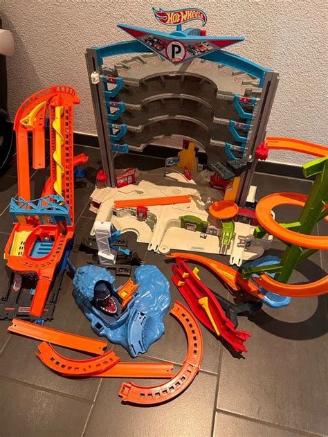 Riesen Hot Wheels Set Parkgarage etc Gebraucht in Rupperswil für CHF 33 nur Abholung auf