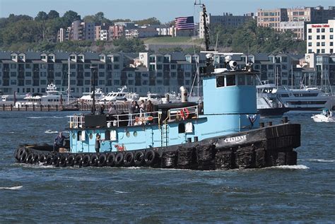 Cheyenne Donjon In Hudson River New York Usa 2010 Tug Boats Tow