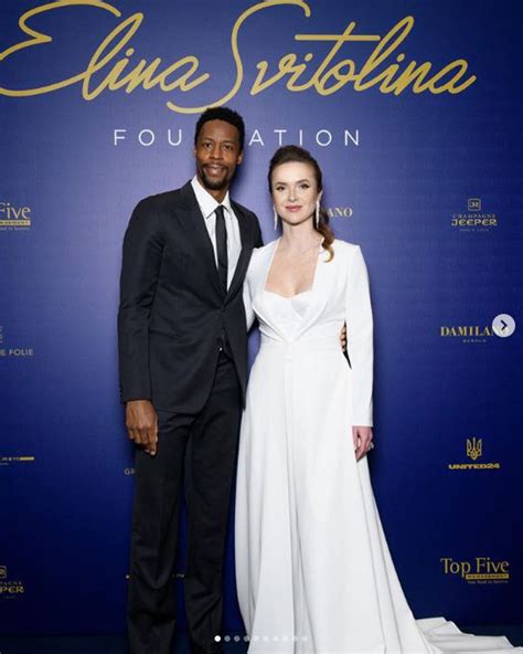 Sharapova diện bikini tắm biển cùng cá đuối Svitolina làm việc nghĩa