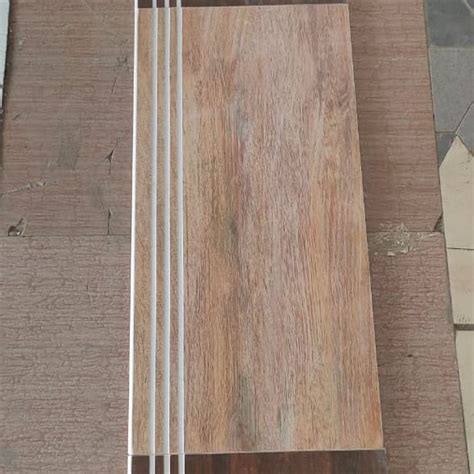 √ Keramik Anak Tangga Motif Kayu