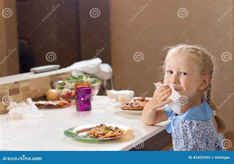 Belle Fille Blonde Essuyant Sa Bouche Sur Une Serviette Photo Stock Image Du Coiffure