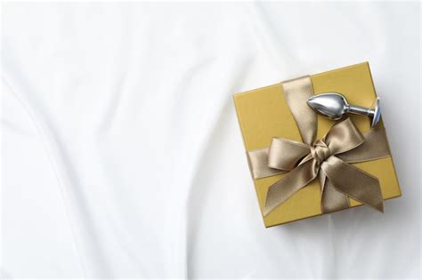 Tapón anal de metal sobre un fondo blanco Foto Premium