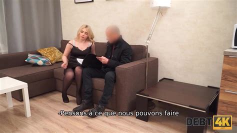 DEBT k Blonde fascinante aux cheveux bouclés baisée par un agent de recouvrement Vidéos Porno