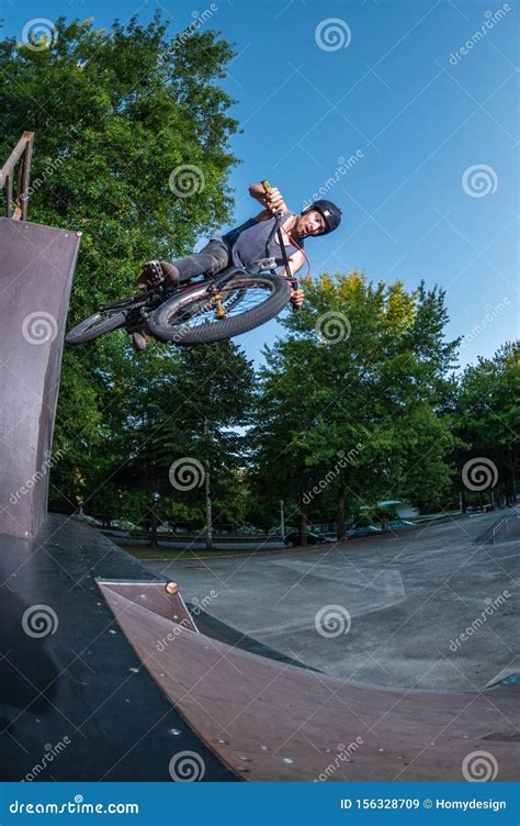 BMX Bike Stunt stockbild. Bild von szene, leistung, rampe - 156328709