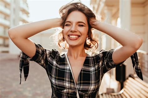 Fille La Mode Avec Maquillage Nude Jouant Avec Les Cheveux Courts Rire Femme Enthousiaste