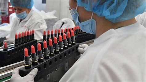 Роскачество обнаружило в губной помаде никель и кадмий - YouTube