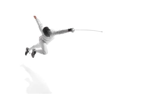 Профессиональный фехтовальщик в костюме фехтовальщика с мечом на белом ...