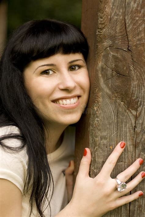 Mädchen Das Hinter Einem Baum Sich Versteckt Stockfoto Bild von fell