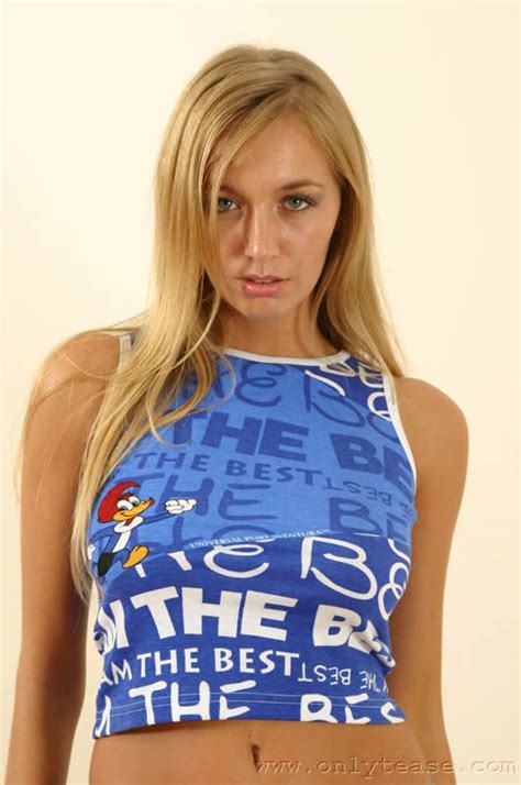 Une Blonde Se D Shabille Et Montre Ses Gros Nichons Photos Porno Photos Xxx Images Sexe