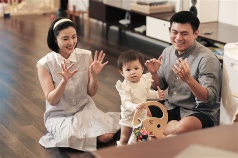 Đến nhà Salim gặp Pam thế lực nhí nổi đình đám Mẹ từng là hot girl giờ bỏ việc ở nhà chăm con