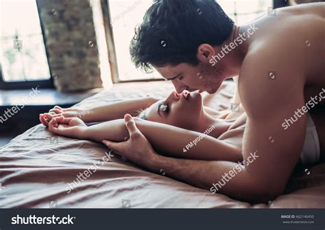 Schönes leidenschaftliches Paar hat Sex im Stockfoto 662146450