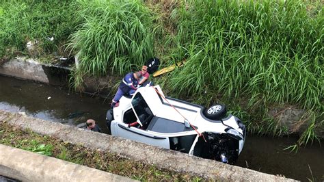 Motorista perde controle ao dar a ré em carro e fica gravemente ferida