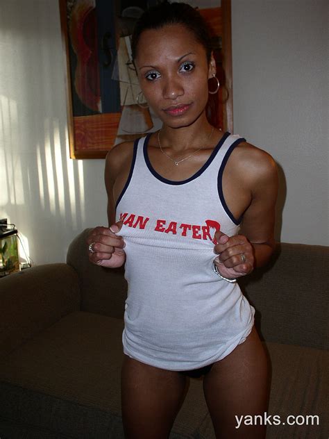 Slender Ebony Senna Sincere Doffs Clothes To Flaunt Natural Tits