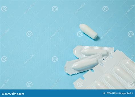Suposit Rio Para O Uso Anal Ou Vaginal Em Um Fundo Azul Velas Para O Tratamento Das Hemorroidas