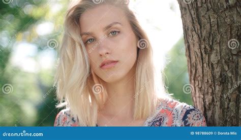 Belle Fille Blonde Regardant L Appareil Photo Et Le Sourire Image Stock Image Du Jour Nature