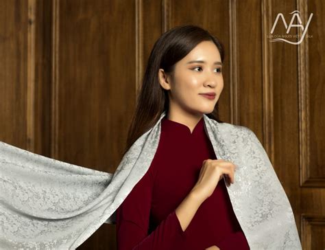 Khăn choàng lụa cao cấp thêu hoa sen màu nude Quà tặng đối tác sang trọng